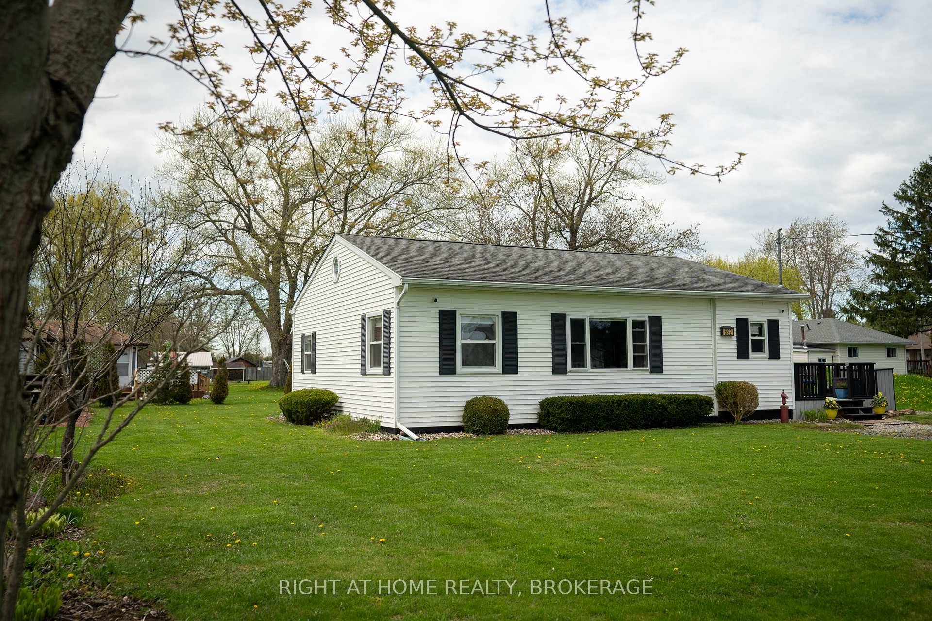 Just grab your bathing suits this fully furnished 3 bedroom cottage is ready for you to enjoy !