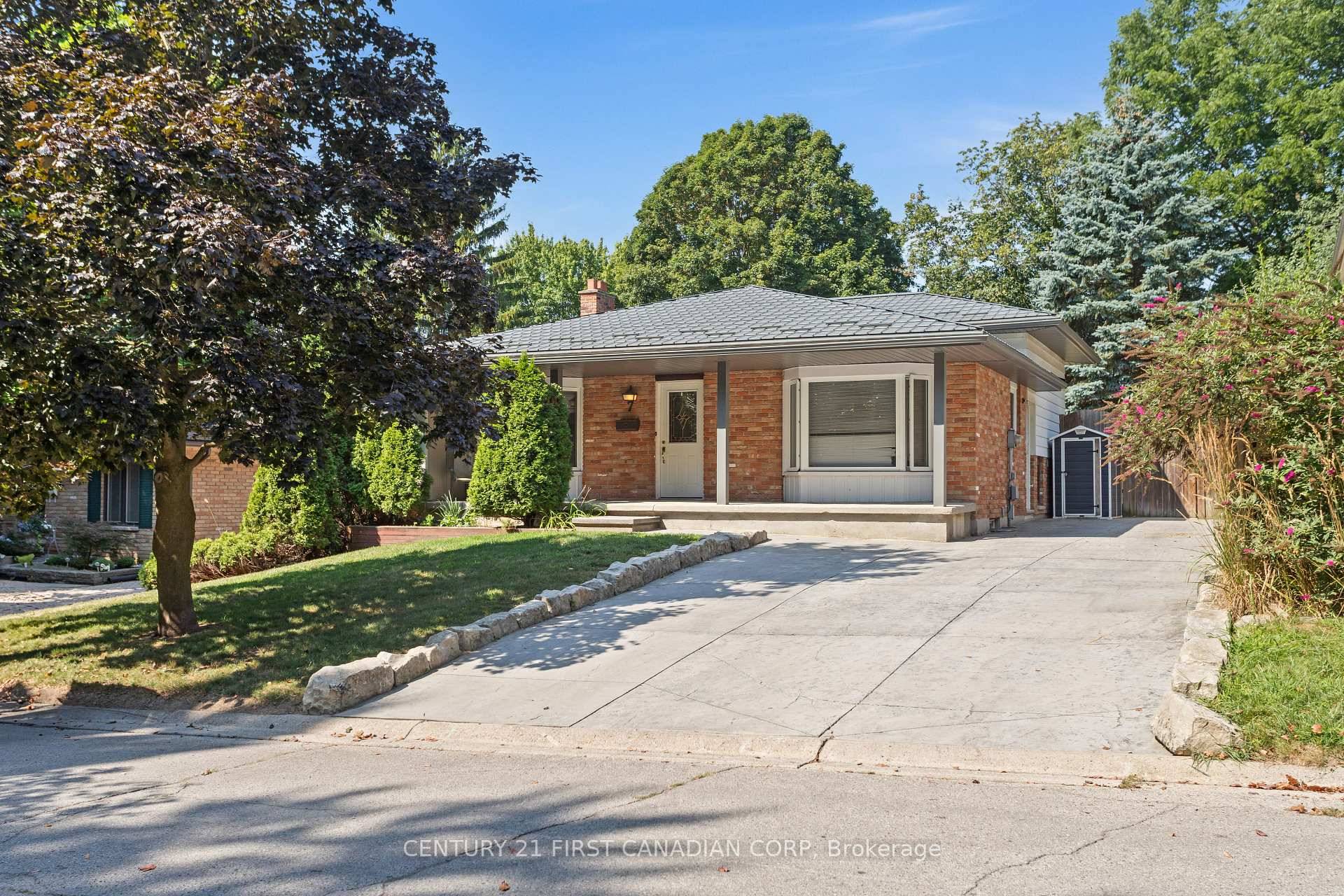 Welcome to 7 Rollscourt, nestled in the desirable Chesham Estates near Western University.