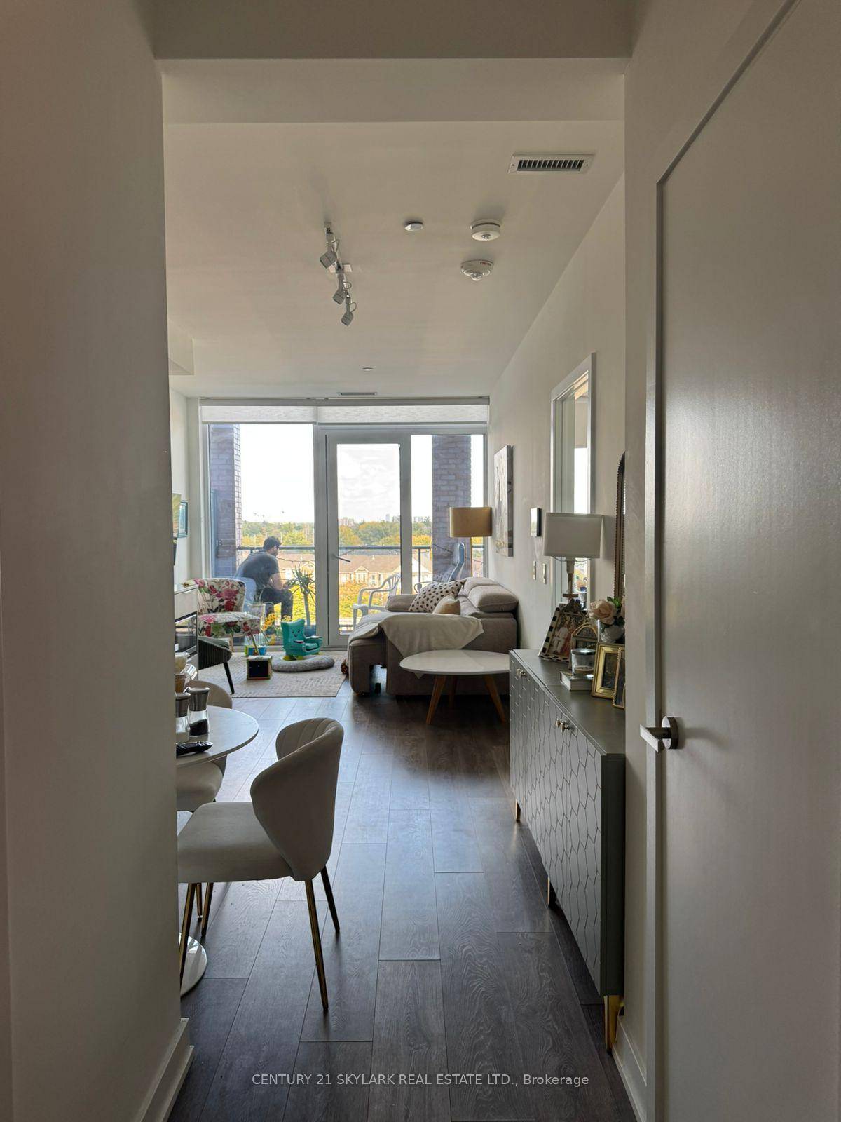 Experience luxury living in this pristine, never occupied 1 bedroom plus den residence featuring dual full bathrooms and an expansive balcony in desirable Port Credit.