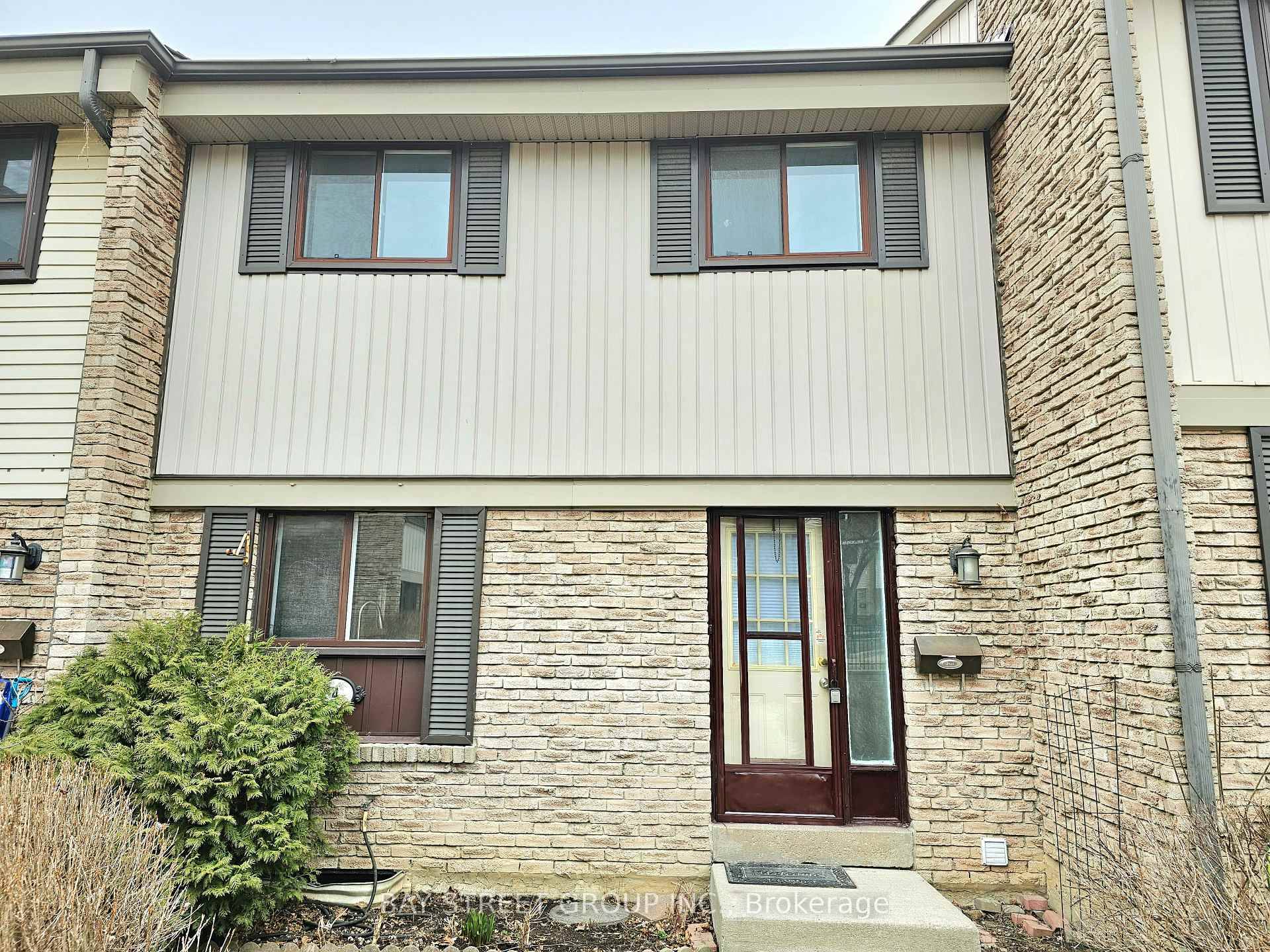 A must see, top quality townhouse in the beautiful and peaceful Meadowvale neighbourhood !