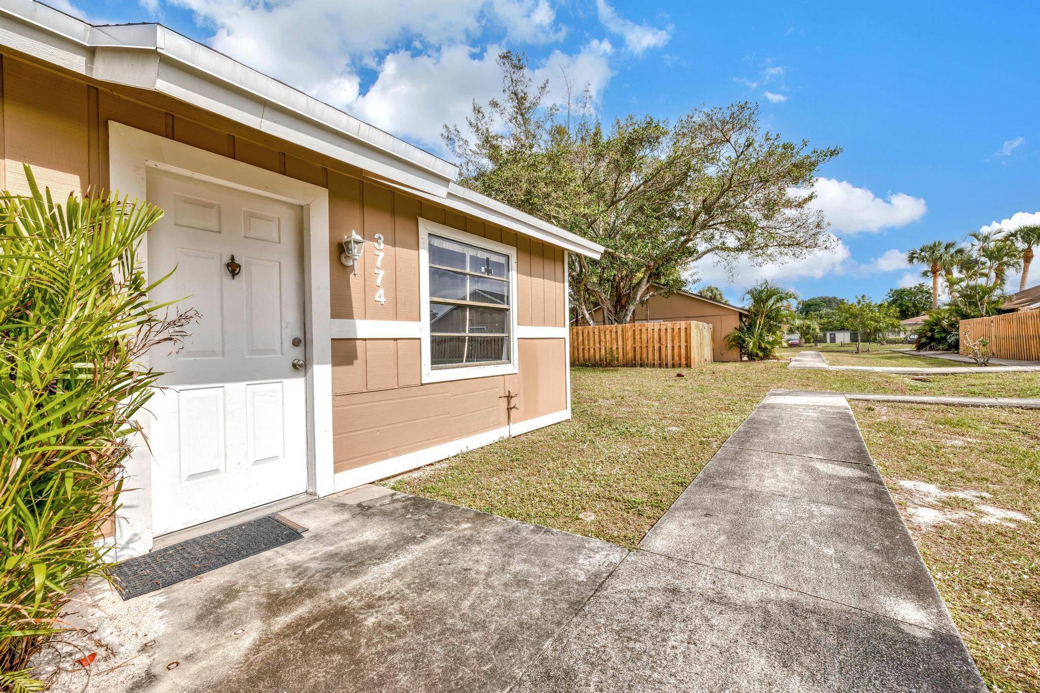 Cozy 2 bedroom, 1 bath villa centrally located with quick access to Northlake Blvd and I 95.