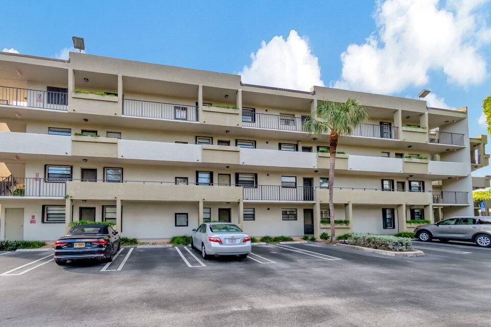 Great central location, walking distance to beach, as well as many restaurants and fitness clubs.