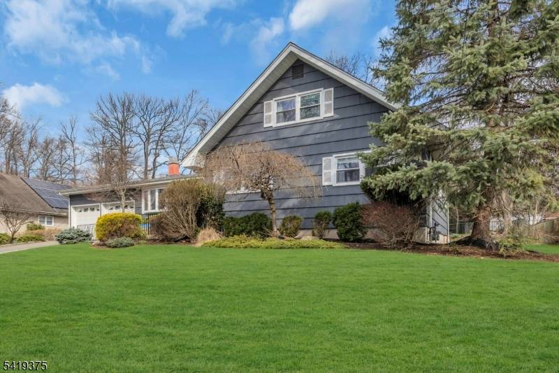 Welcome Home to this spacious and well maintained home located in the highly desirable North section of Edison.