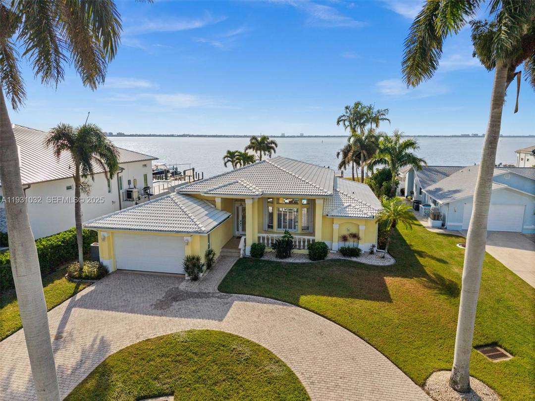 SOUTHERN EXPOSURE RIVERFRONT HOME ON AN OVERSIZED LOT WITH A MULTIMILLION DOLLAR VIEW !
