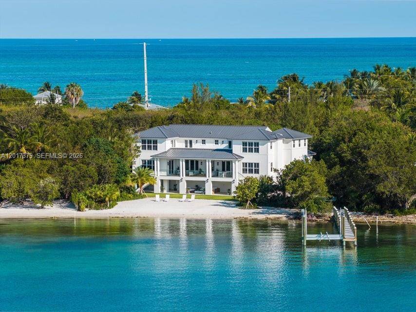 LUXURY BEACHFRONT ESTATE HOME !
