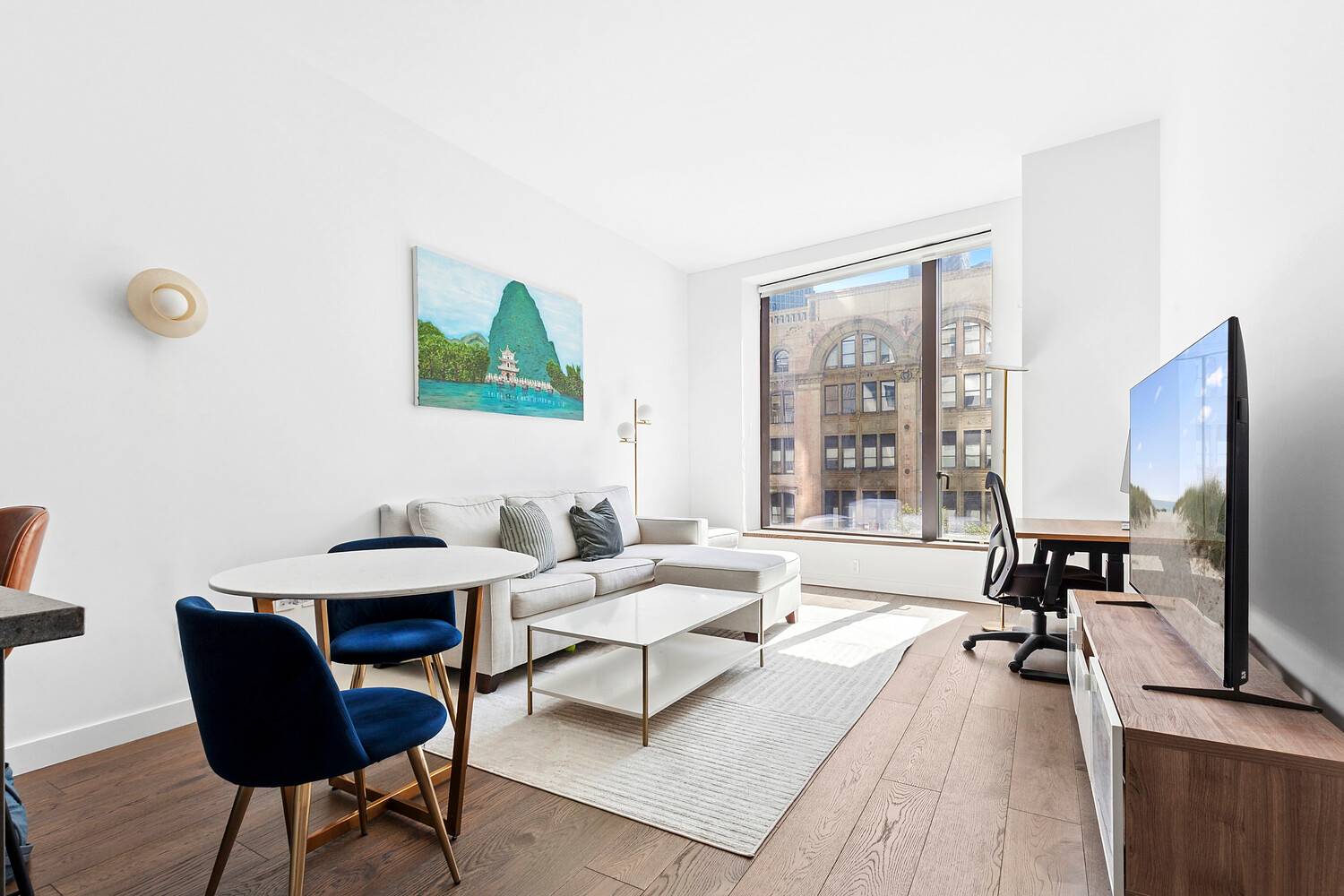 Rent this spacious one bedroom, one bathroom residence features direct western views of the 11 Hoyt Park.