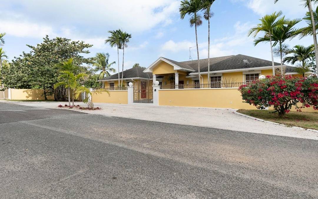 40 OAKHILL ROAD Single Family Home Cable-Beach New-Providence