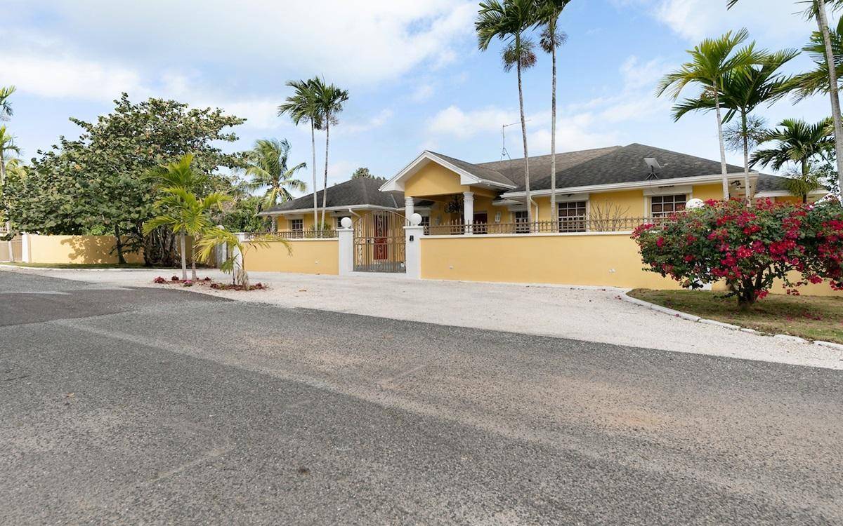 40 OAKHILL ROAD Single Family Home Cable-Beach New-Providence