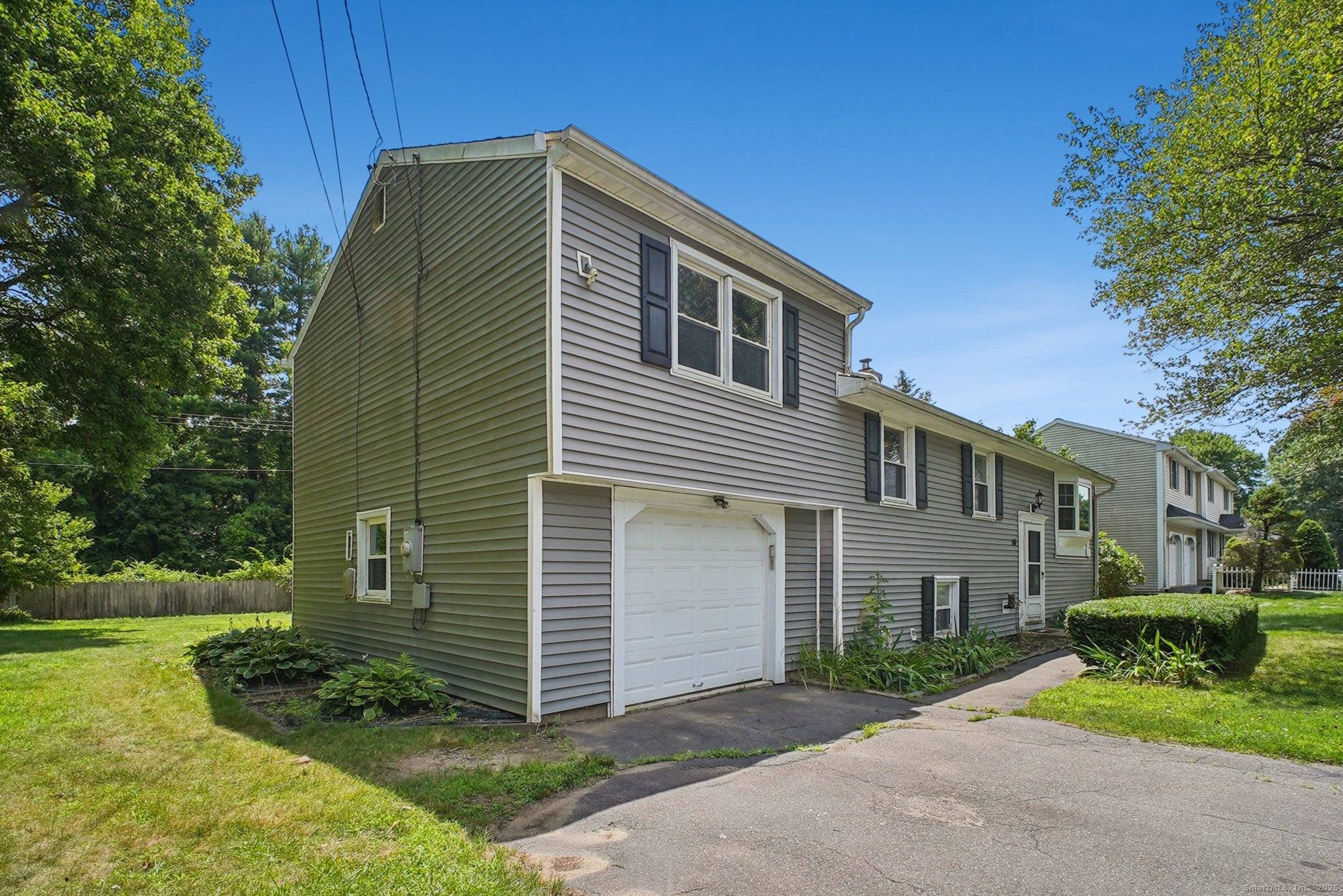 A rare gem in one of Simsbury's most sought after neighborhoods This spacious 4 bedroom, 2 bath raised ranch offers 1, 468 sq.