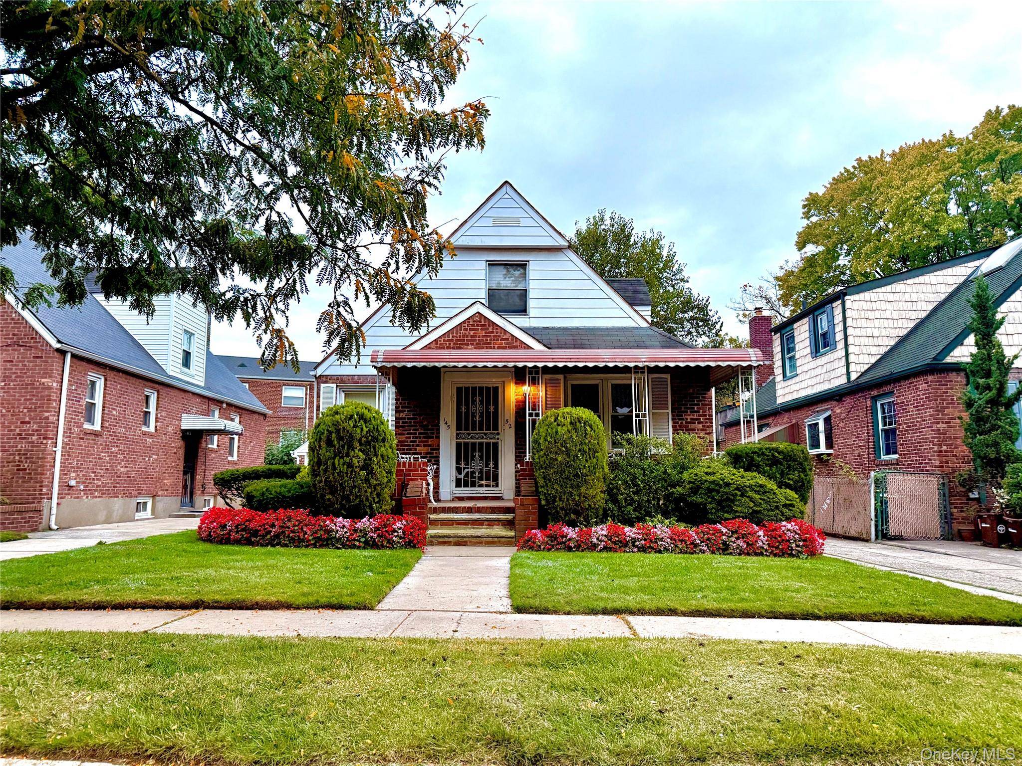 Charming 4 Bedroom Cape in Malba Gardens, Whitestone.
