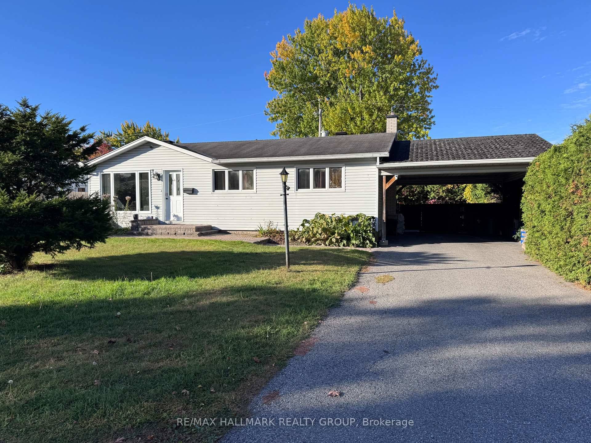 Prime location ! Just 15 min drive to downtown Ottawa.