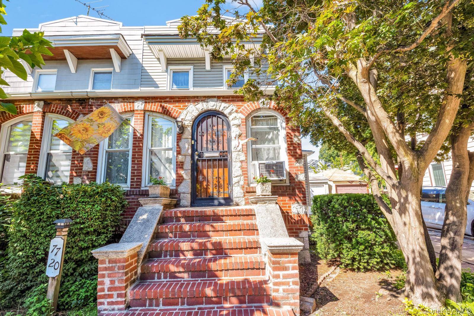 Liberty Park, Glendale Semi detached 1 family frame home with RARE private driveway in a prime location within Glendale s highly sought after area, Liberty Park !
