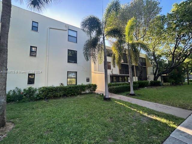 Beautiful and ready to move in 2 bedroom 2 bathrooms apartment with tons of natural light, a huge balcony and open layout kitchen.