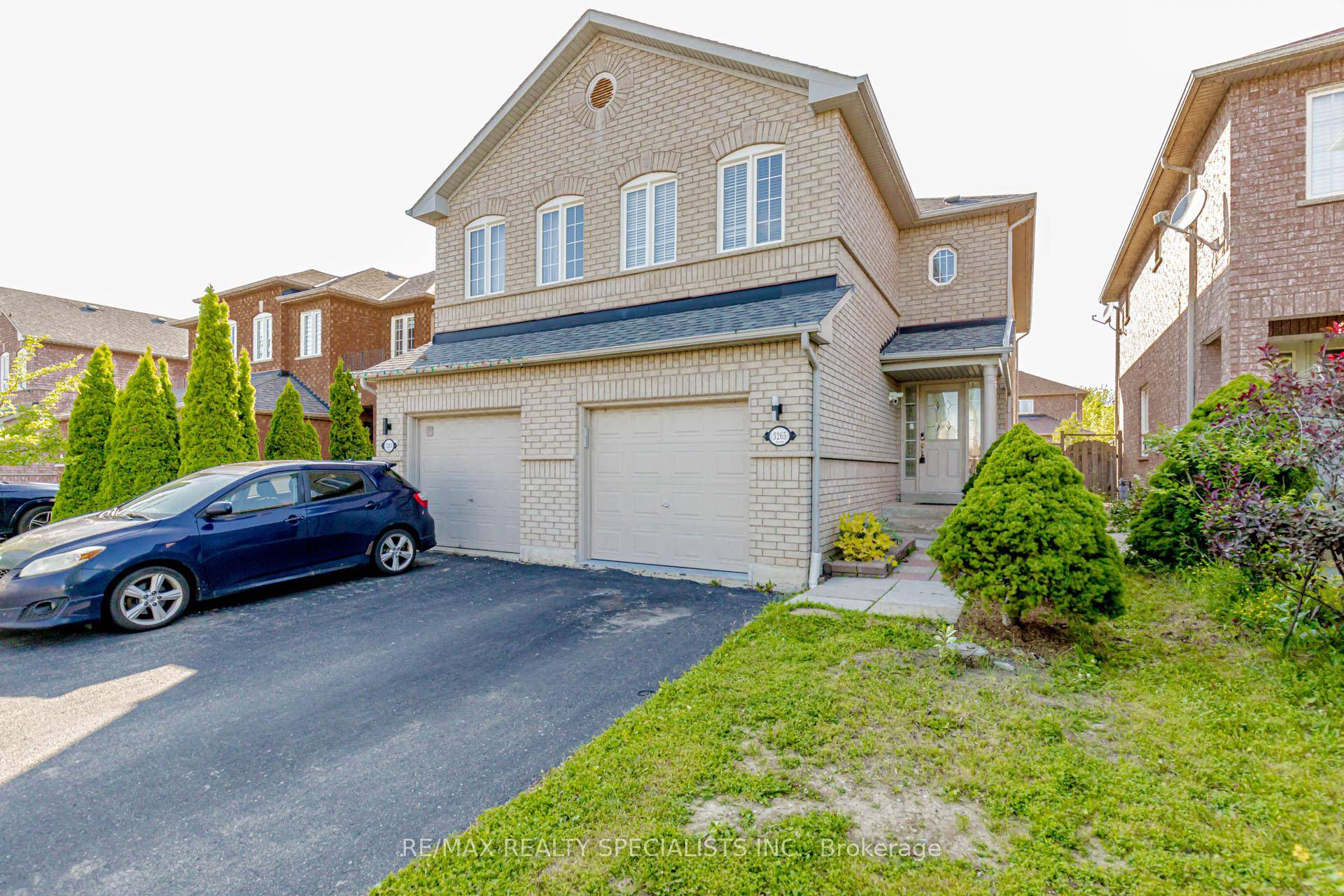 Beautiful 3 1 Bedroom, 4 Bath Semi Detached in Prime Lisgar Location !