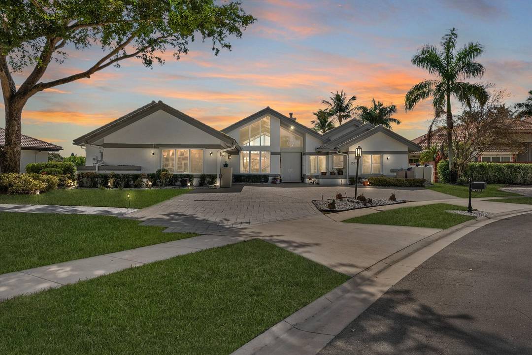 STUNNING LAKEFRONT POOL HOME PANORAMIC GOLF amp ; WATER VIEWS SEAMLESS INDOOR OUTDOOR LIVING NEW ROOF amp ; AC PARTIAL IMPACT WINDOWS amp ; DOORS OVERSIZED CUL DE SAC LOT ...