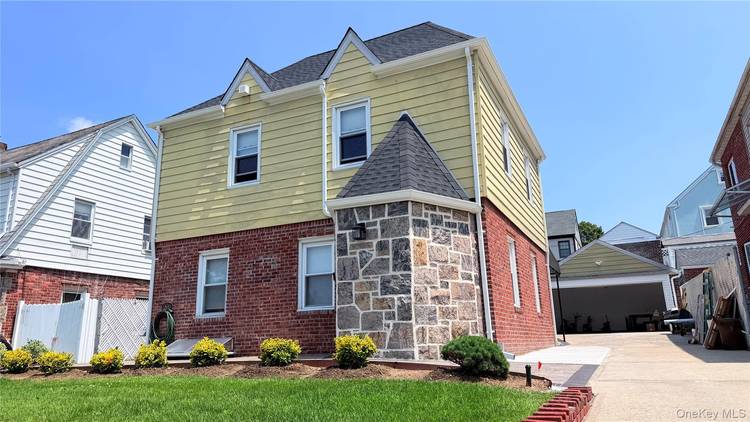 Gut renovation Bayside Hills gem !
