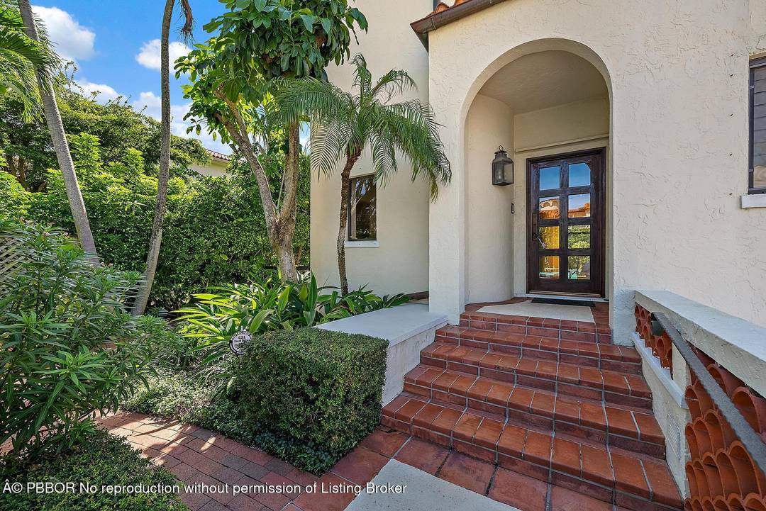 Ideally located in the heart of Palm Beach, 260 Everglade Avenue offers the perfect blend of luxury, comfort, and convenience.