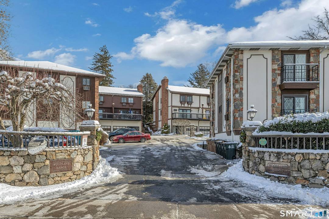 A very stylish complex, Woodland Manor, located in the prime area of Glenbrook, with it's own commuter train station, shopping centers, schools, and nearby vibrate down town Stamford.