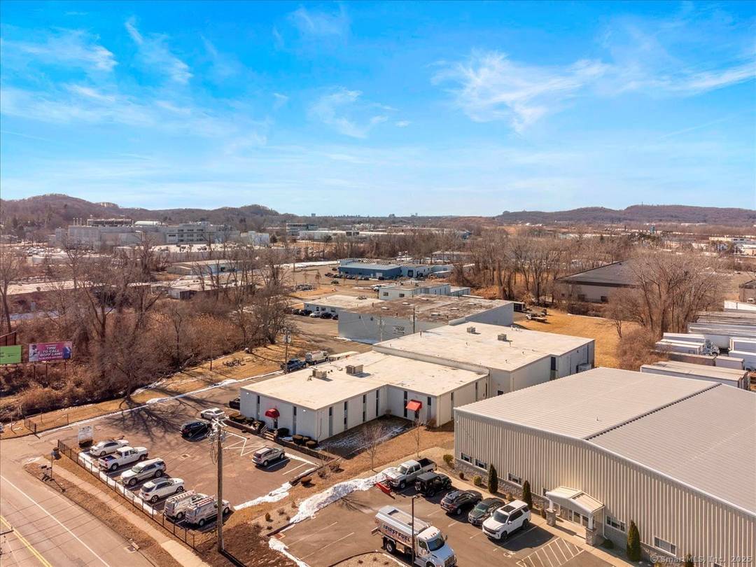 Amazing opportunity to rent a 11, 421 SQ FT industrial office space in North Haven.