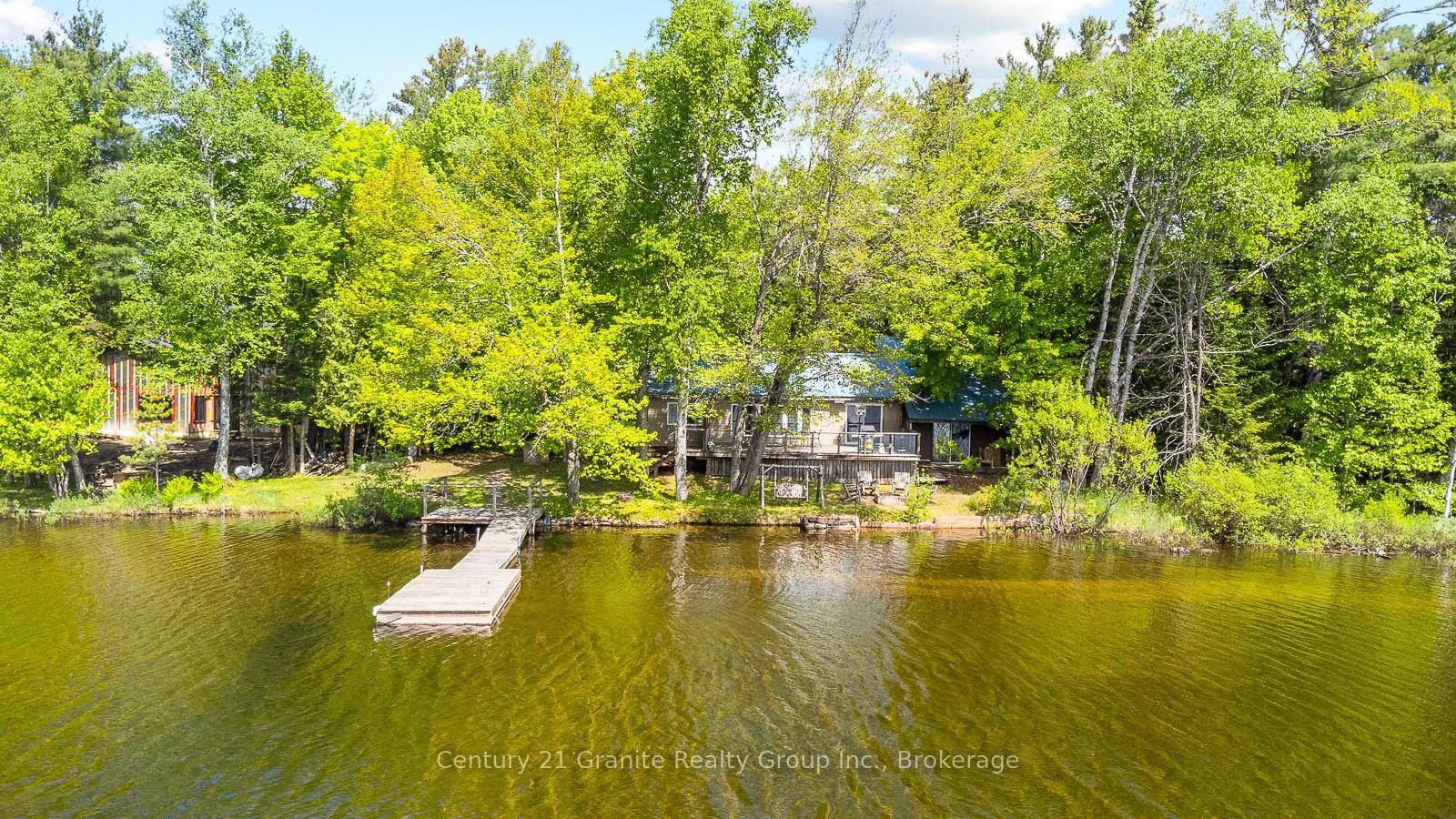 Welcome to your charming lakeside retreat on the serene shores of Haliburton Lake !