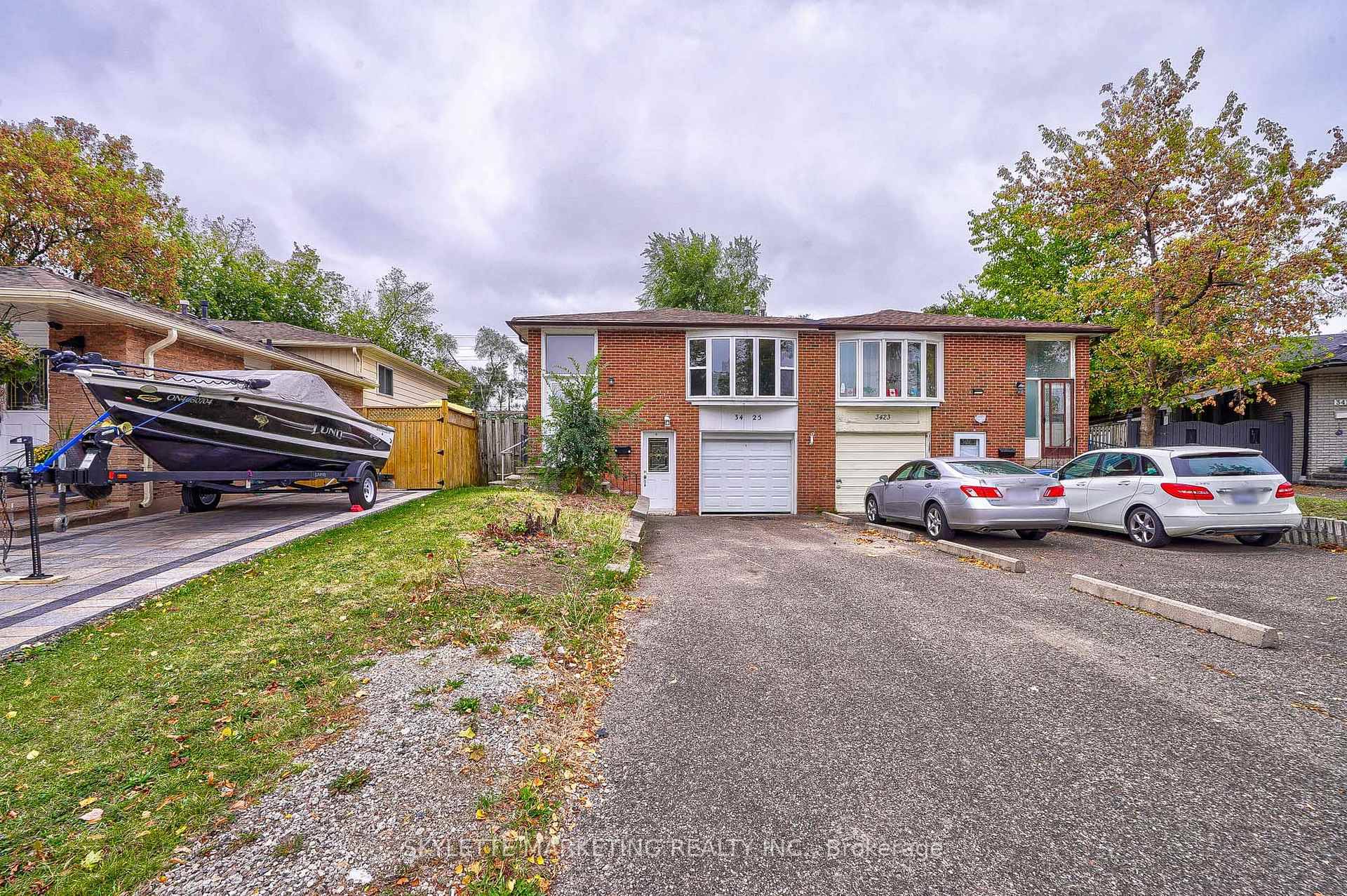 Must See ! ! ! New Listing Backsplit House Featuring Two Separate Entrances Leading to Upper and Lower Level Units The whole house with new paint along with new lighting ...