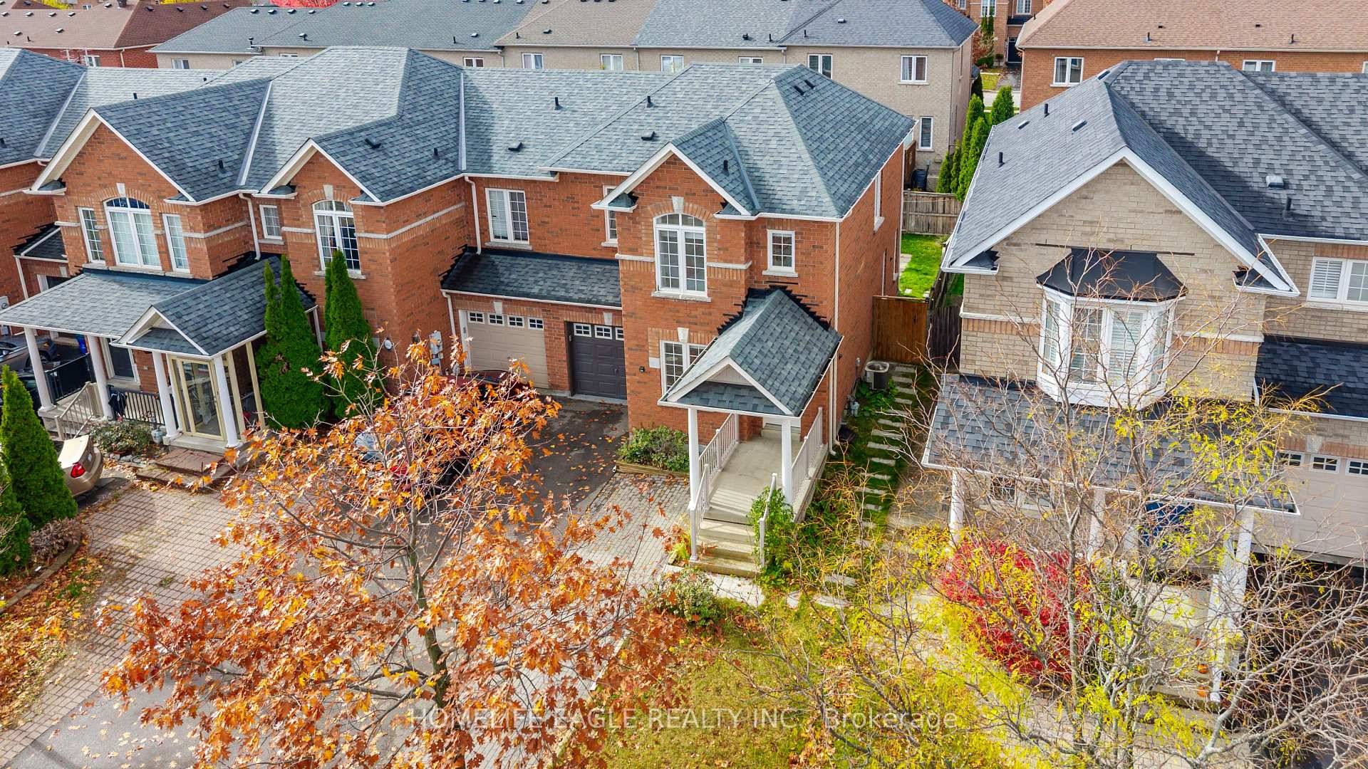 Perfect 3 1 Bedroom amp ; 4 Bathrooms Freehold End Unit Townhome Located In Newmarket's Prestigious Neighbourhood Woodland Hills Community Beautiful Curb Appeal W Brick Exterior Open Concept Living Dining ...