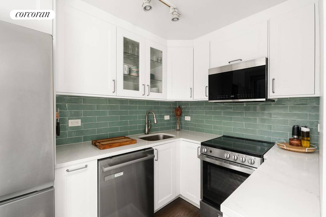 Welcome to Apartment 7D at 1065 Park Avenue, an elegant and thoughtfully updated one bedroom, one bath residence situated on one of the Upper East Side's most prestigious, tree lined ...