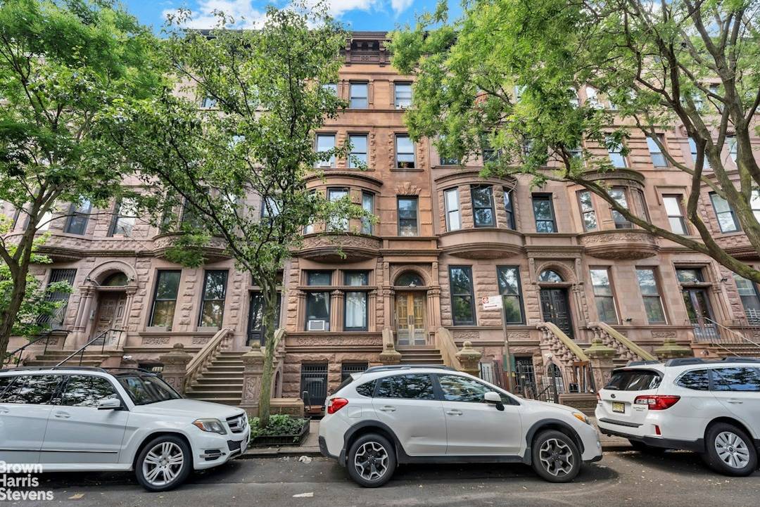 Historic Harlem Townhouse Discover a rare opportunity to own a stately 5 story, 20 foot wide townhouse nestled in the heart of Harlem's most desirable enclave, the Mount Morris Park ...