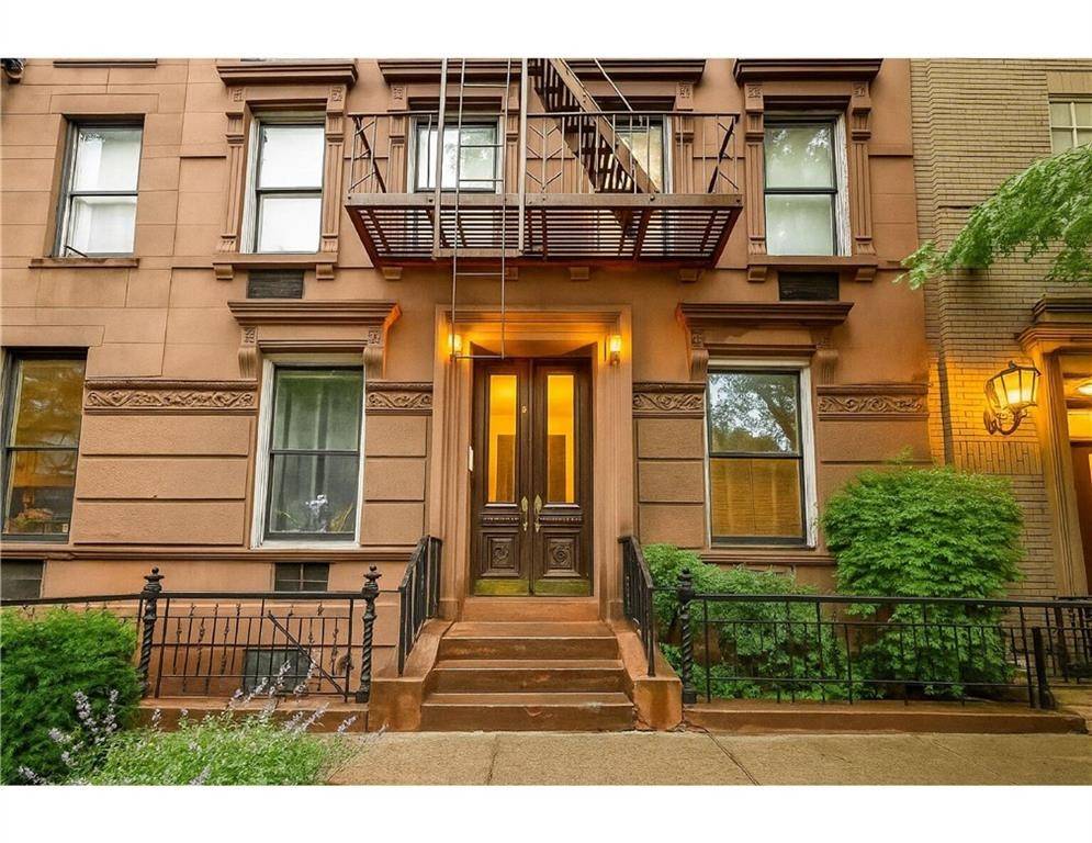 Charming Studio in Prime West Village Brownstone Located on one of the most sought after in the West Village, this bright and cozy studio is perched on the 5th floor ...