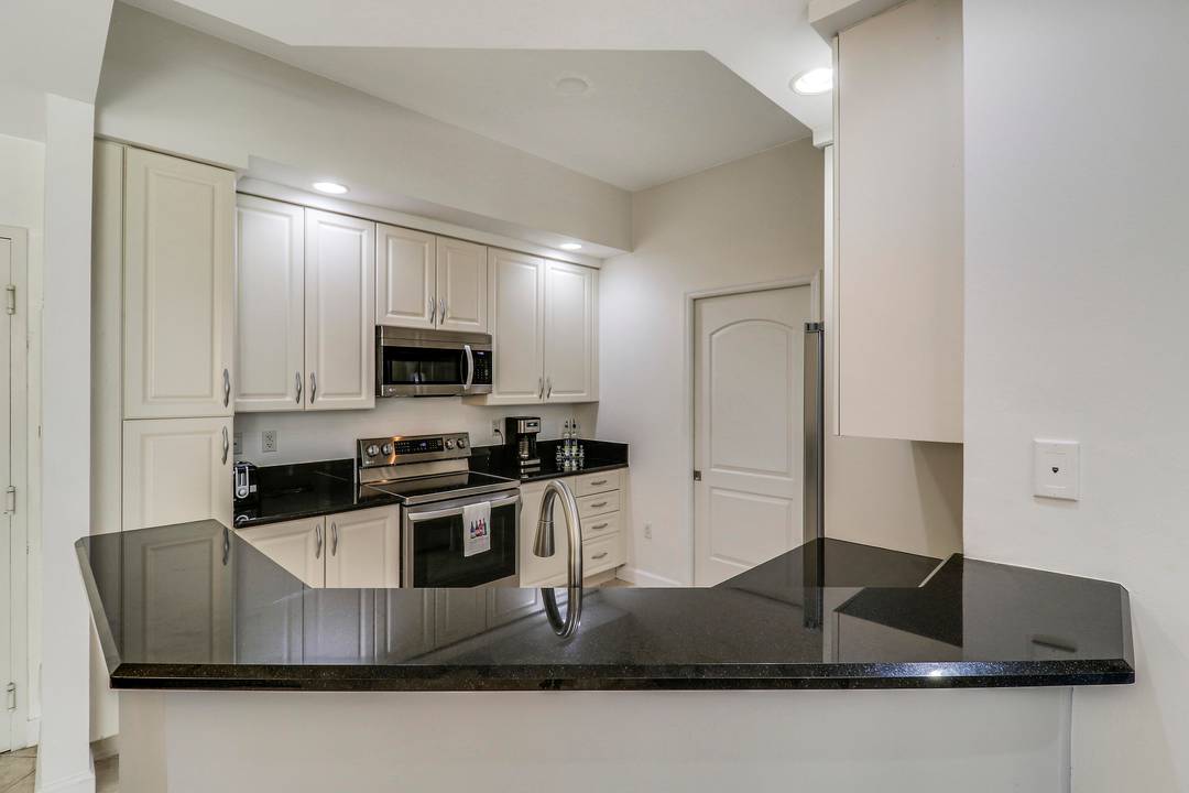 Luxurious Fully Furnished Rental in One City Plaza !