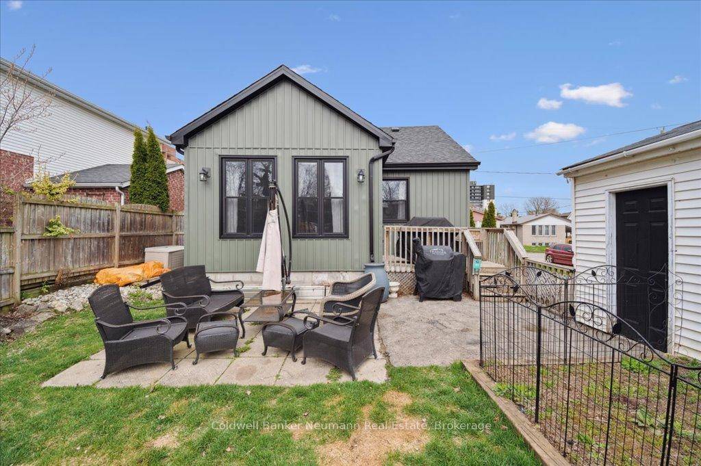 Charming Bungalow in Sought After Exhibition Park Fall in love with this beautifully updated bungalow in the desirable Exhibition Park area !