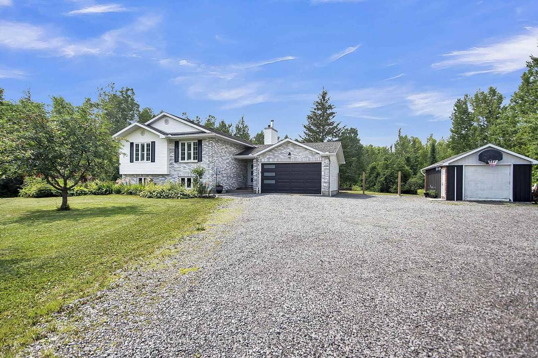 Stunning 4. 23 Acre Renovated Home 10 Min from Kemptville !