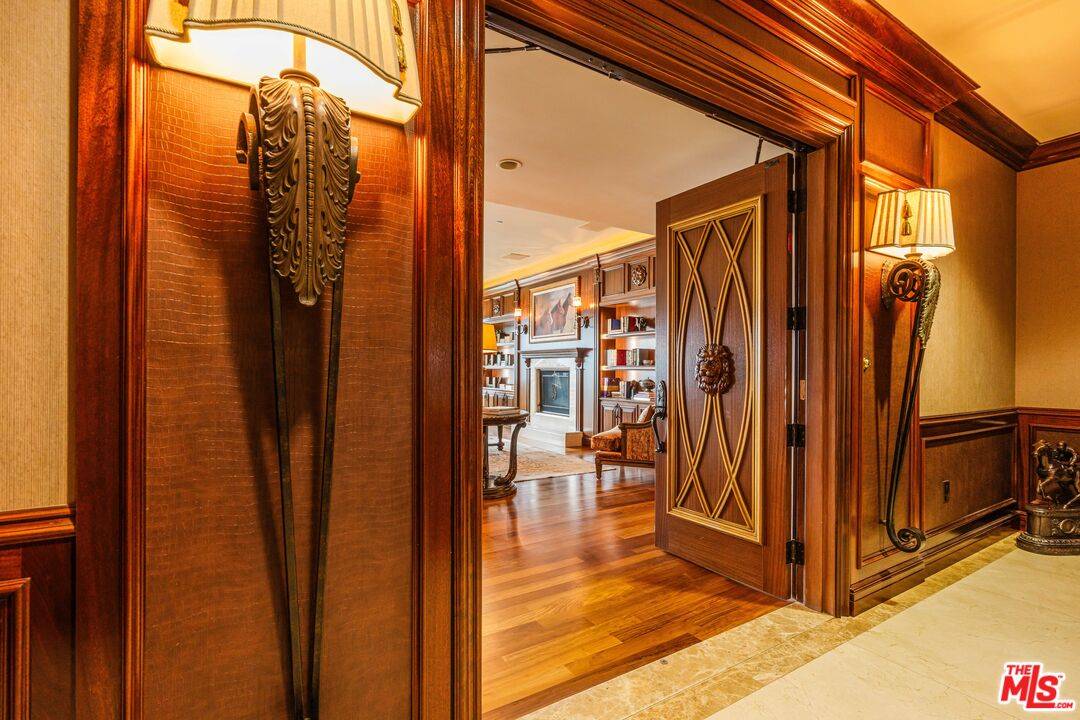 1 W Century Dr 3BR Beverlywood La