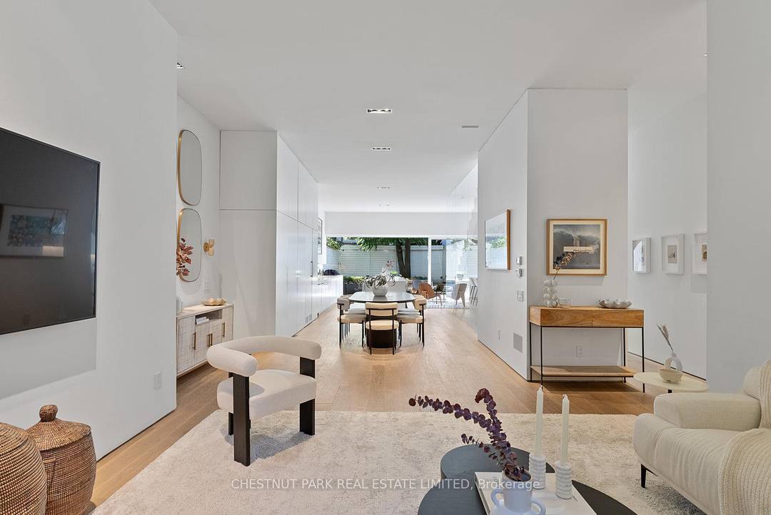 Modern architecture meets effortless luxury at 82 Robert Street, a masterfully rebuilt residence tucked behind its preserved heritage fac ade in one of Torontos most coveted neighbourhoods.