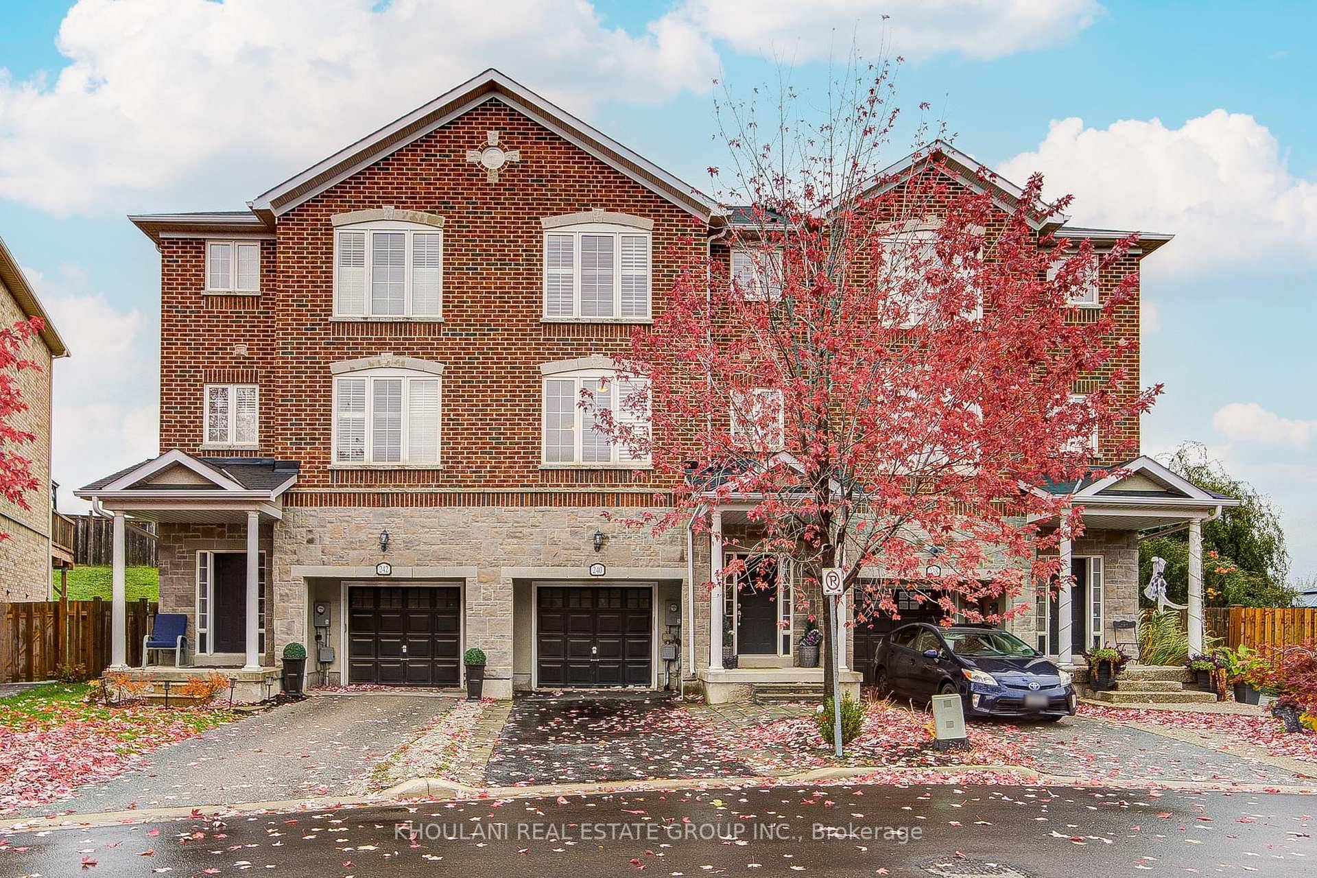 Welcome to this bright and spacious 3 bedroom freehold townhouse situated in one of Milton's most desirable neighbourhoods.