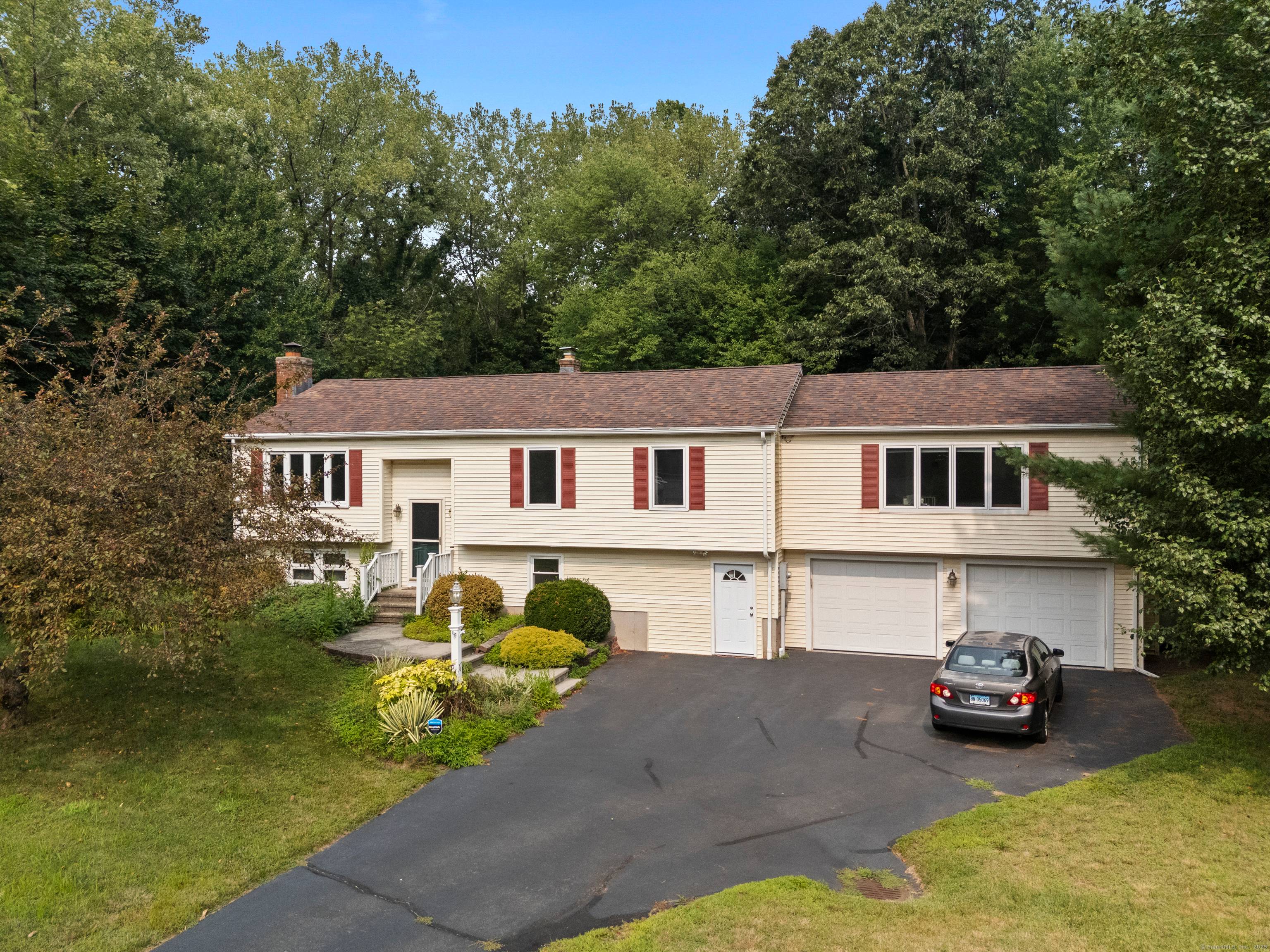 Beautifully maintained raised ranch located on a quiet cul de sac in the desirable north end of Cheshire.
