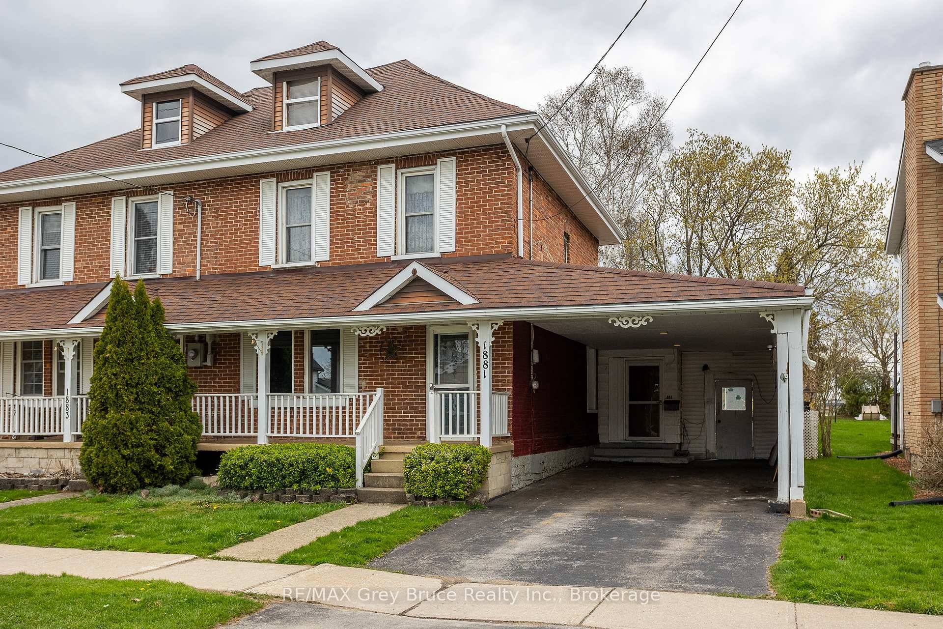 This 2. 5 story red brick home sits in a well established neighbourhood known for its quiet streets and easy access to local amenities.