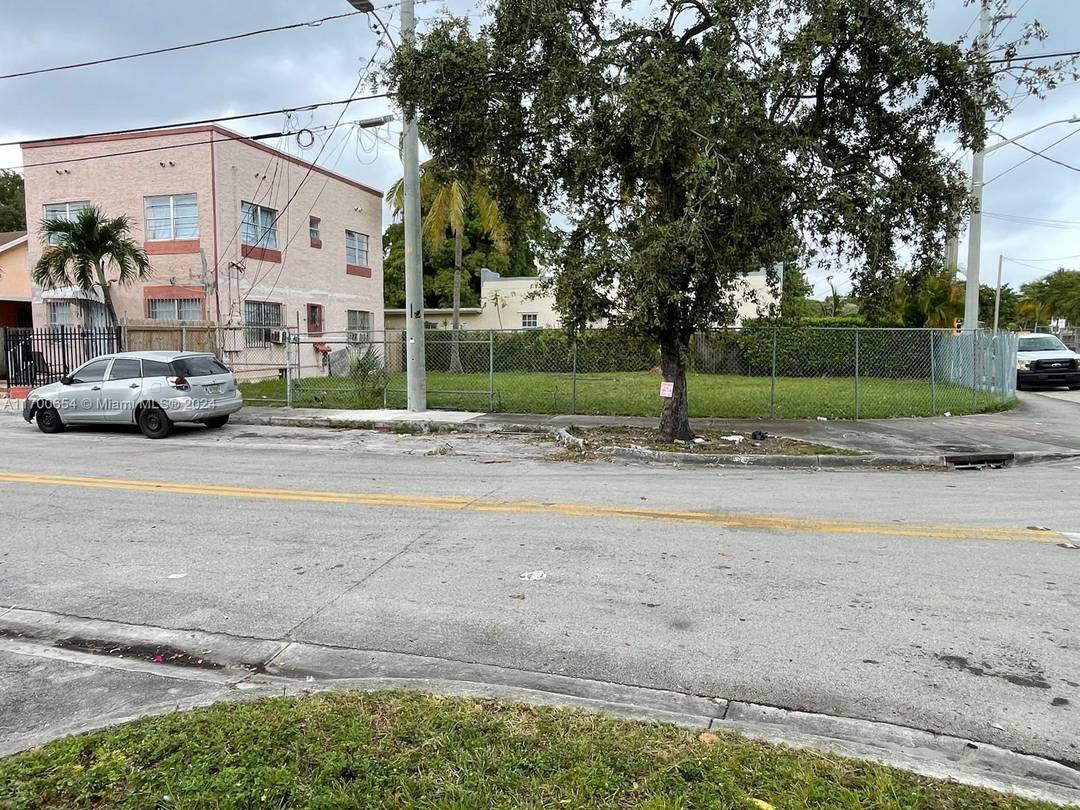 GREAT CORNER LOT ! TRIPLEX Land Use MULTIFAMILY 2 9 UNITS The spacious lot provides great potential for future improvements or development.