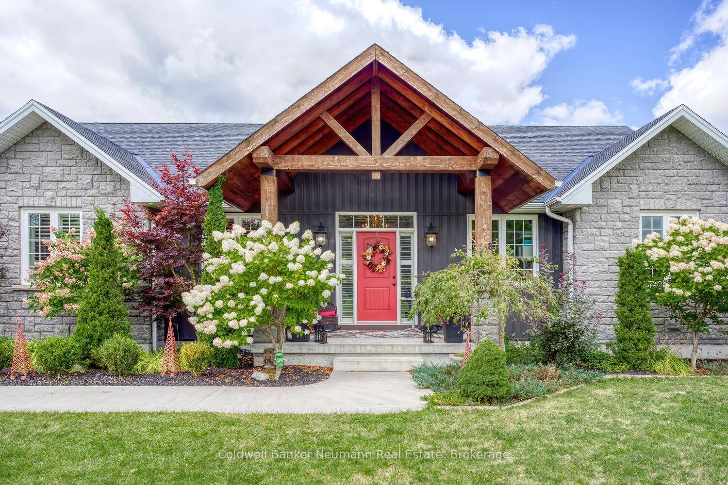 EXECUTIVE FLAIR STATELY PRESENTATION Amazing Property located in progressive village of Arthur in Wellington North Township.