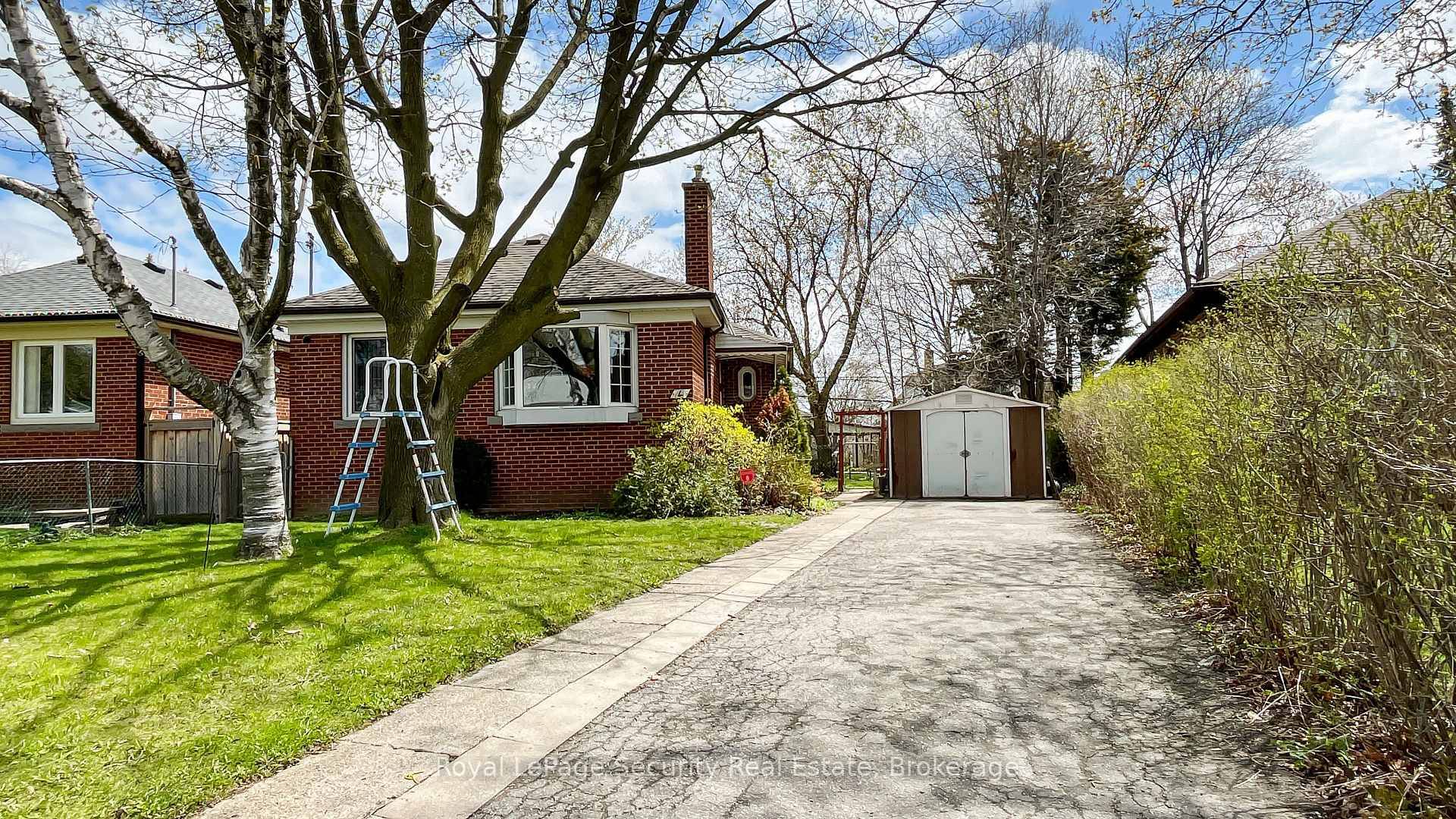 Step into comfort and style in this beautifully maintained 3 bedroom main floor unit !