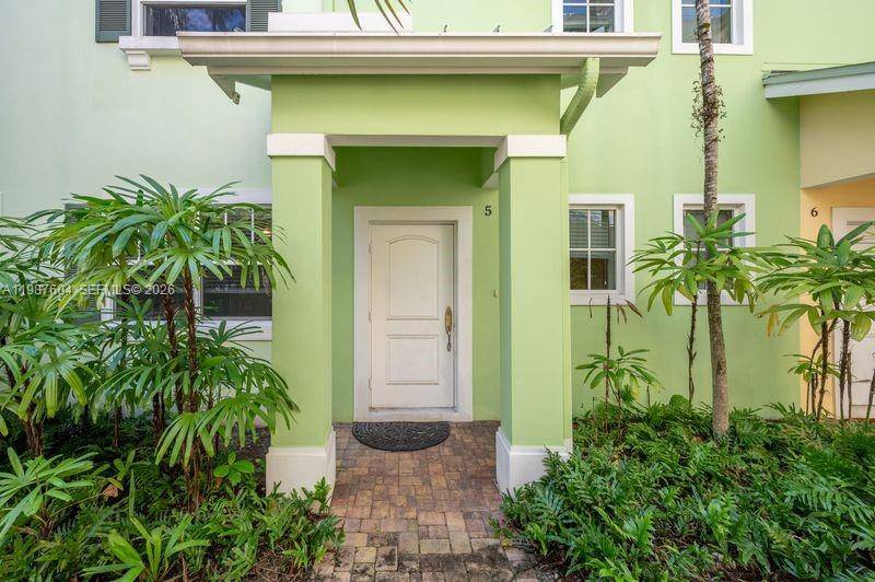 Spacious new conditioned turn key tri level townhome with 2 car garage located 1 mile from downtown Las Olas area Ft.