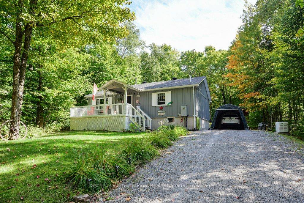 Charming 2 Bedroom Home on Beautifully Treed Lot Near Skeleton Lake.