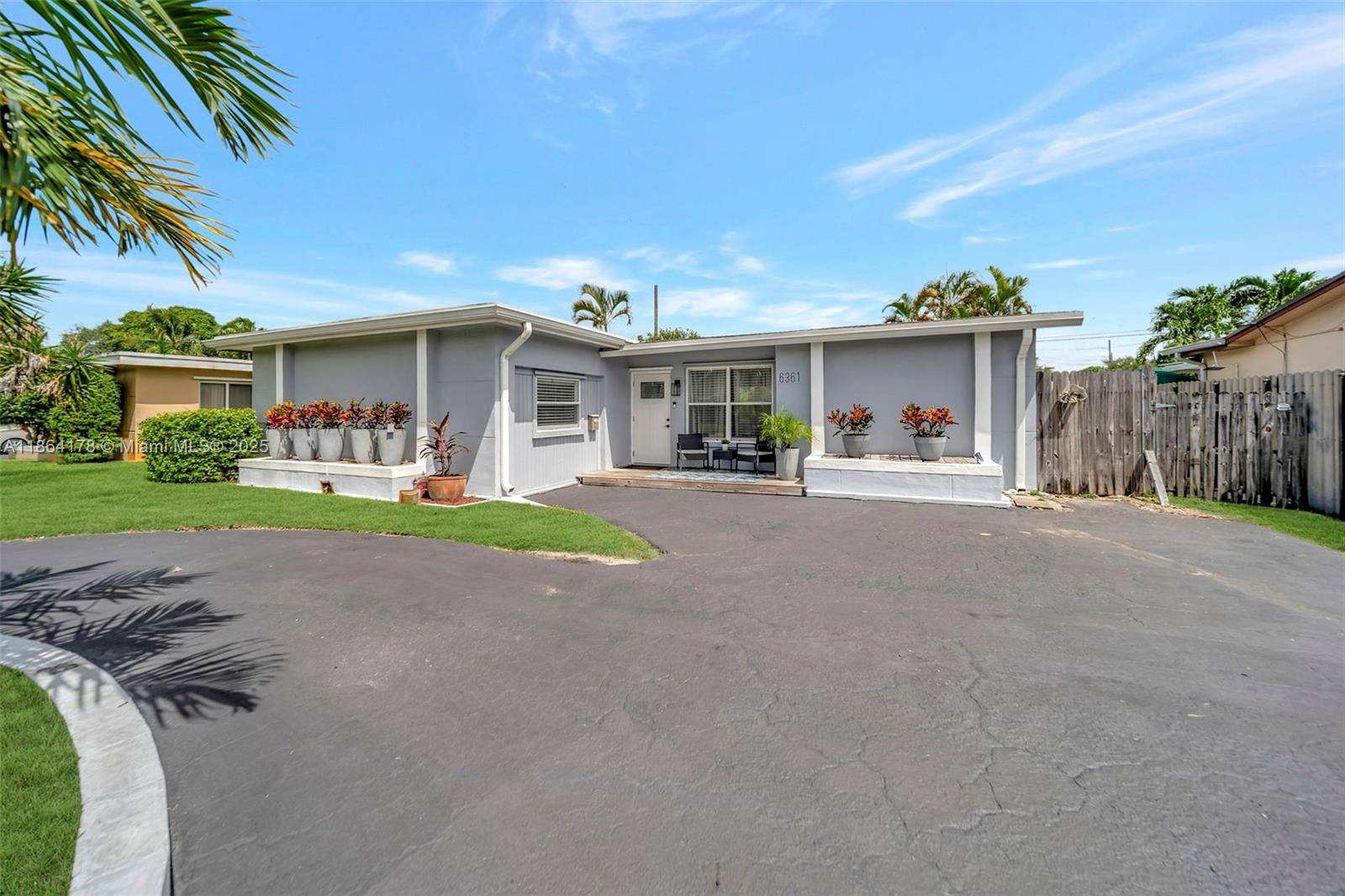 Charming 3 bed, 2 bath home in prime Hollywood, FL location !