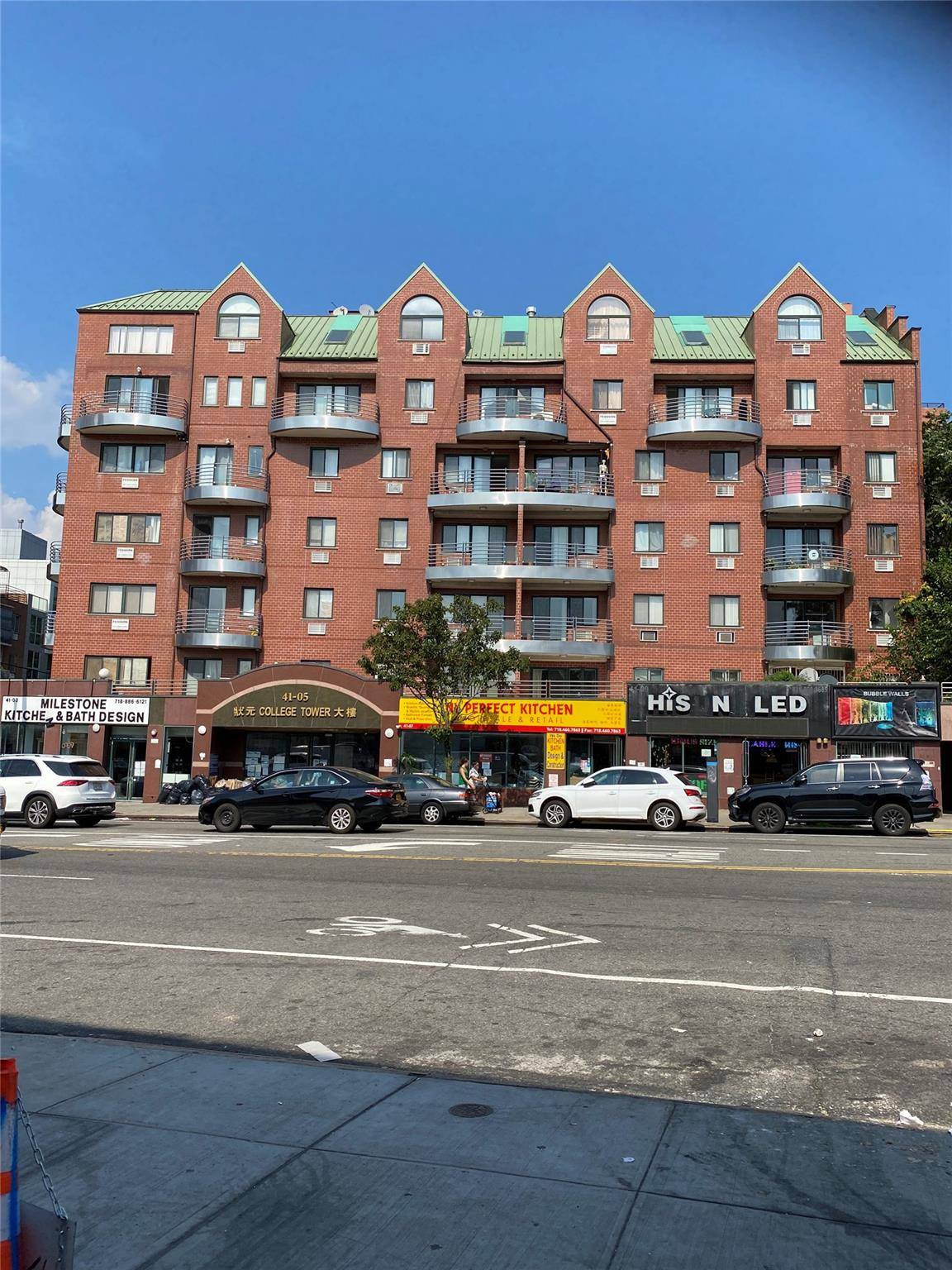 Cozy and bright 2 bedrooms condo in prime Flushing location.