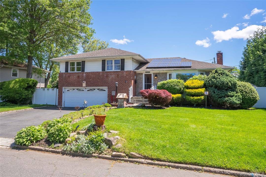 Located in the heart of one of the most sought after neighborhoods, 2544 New York Ave offers the perfect blend of comfort, privacy, and convenience.