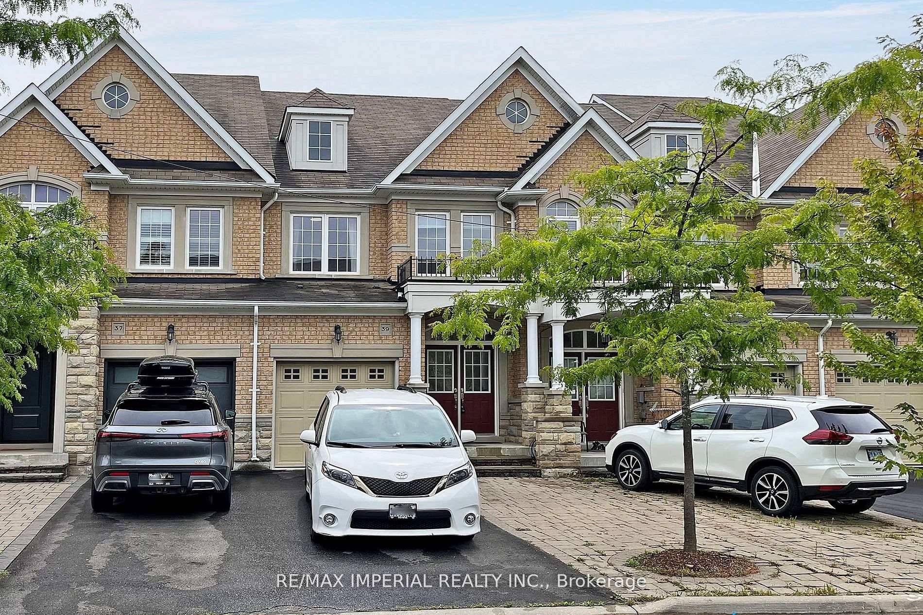 Executive Townhome In Prestigious High Demand Area !