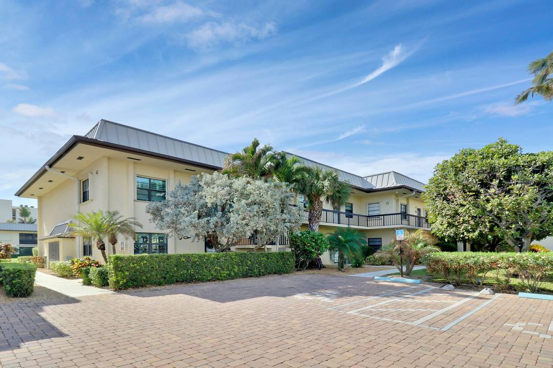 Discover your perfect winter getaway in this stunning Oceanside condo, boasting breathtaking views of the Intracoastal Waterway and the iconic Jupiter Lighthouse.