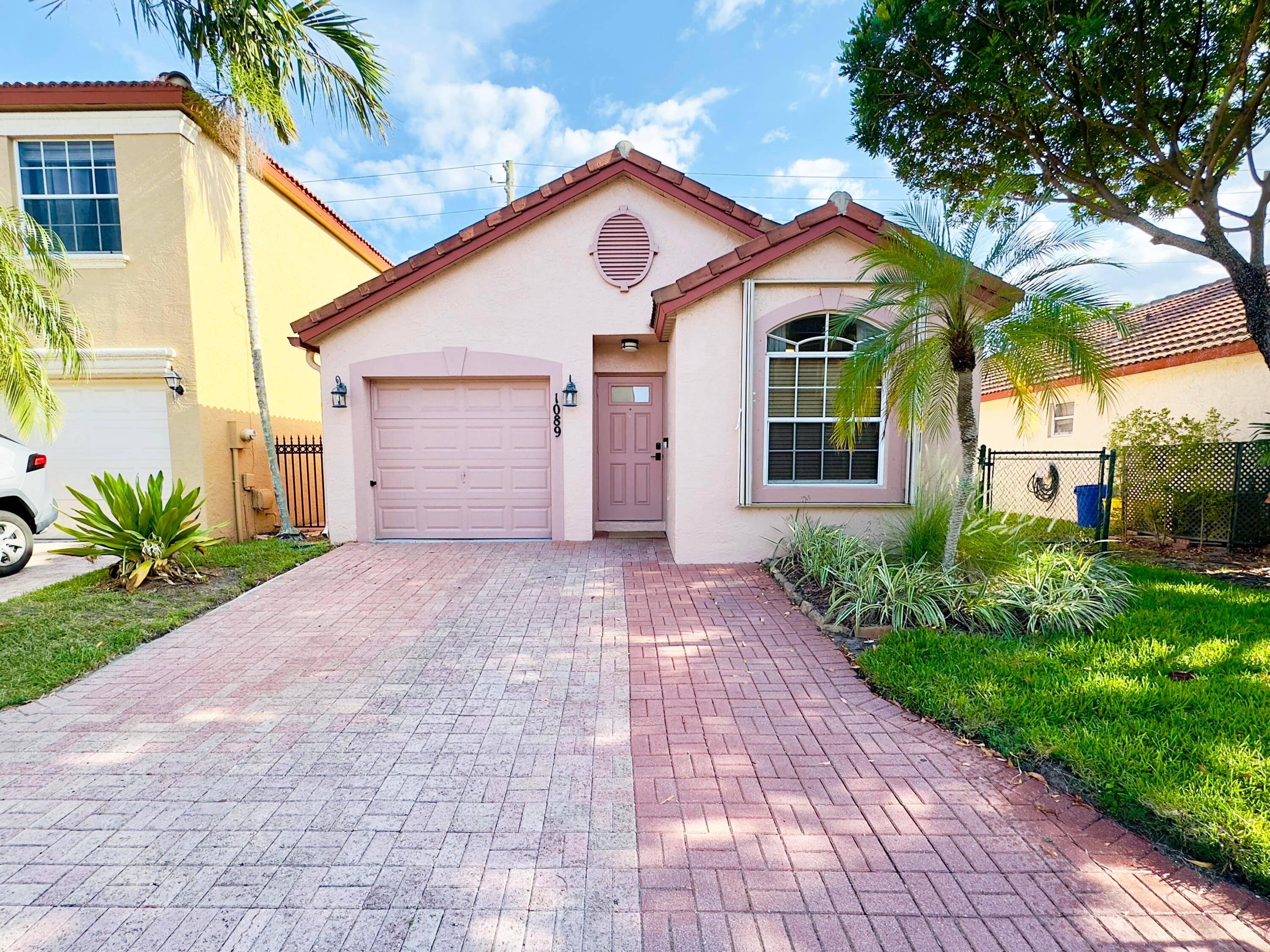 Bright, modern, and move in ready !