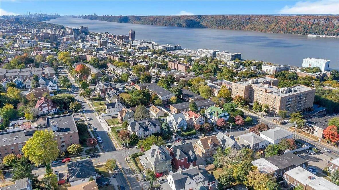 Spacious and bright 3 bedroom, 2 bathroom apartment located on the second floor at 21 Lake Avenue, Yonkers, NY 10703.