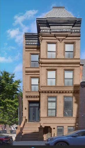 West 121st Street s only townhouse with both open east and west views provides a rare roof with a solid brick surrounding.